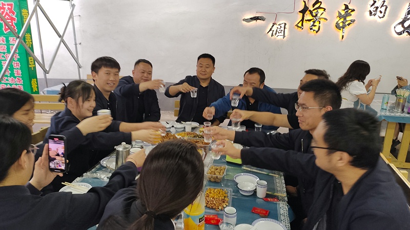 蔚藍領導與員工團建聚餐